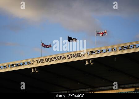 London, Großbritannien. April 2024. Die Dockers stehen vor dem Spiel Millwall FC gegen Leicester City FC SKY Bet EFL Championship im den, London, England, Großbritannien am 9. April 2024 Credit: Every Second Media/Alamy Live News Stockfoto