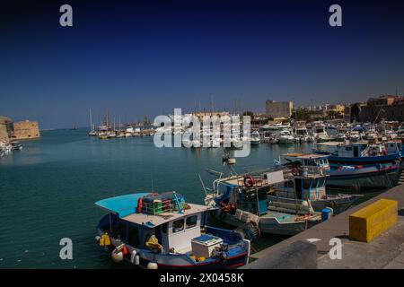 Heraklion in Griechenland, ein Panorama mit Meerblick und ein Hafen mit Schiffen Stockfoto