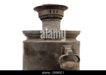 Holzgriff von altem, schmutzigem russischen Samovar in einem Spinnennetz. Sie befindet sich auf weißem Hintergrund. Nahaufnahme. Stockfoto