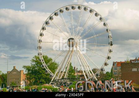 Polen, Danzig. September 2023. Stadtlandschaft mit Riesenrad. Sehenswürdigkeiten. Stockfoto