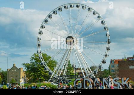 Polen, Danzig. September 2023. Stadtlandschaft mit Riesenrad. Sehenswürdigkeiten. Stockfoto