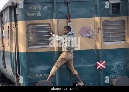 Dhaka, Bangladesch. April 2024. Ein Mann fährt hinten im Zug am Bahnhof Tongi. Die Menschen reisen nach Hause, um das Eid al-Fitr-Festival zu feiern, das das Ende des Heiligen Fastenmonats des Islam im Ramadan markiert. Quelle: SOPA Images Limited/Alamy Live News Stockfoto