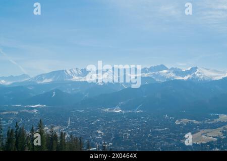 Eine Stadt am Fuße der Berge. Blick von oben. Winter Berglandschaft. Stockfoto