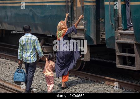 Dhaka, Bangladesch. April 2024. Eine Familie steigt auf, um am Bahnhof Tongi in den Zug zu steigen. Die Menschen reisen nach Hause, um das Eid al-Fitr-Festival zu feiern, das das Ende des Heiligen Fastenmonats des Islam im Ramadan markiert. Quelle: SOPA Images Limited/Alamy Live News Stockfoto