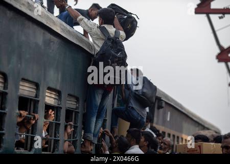 Dhaka, Bangladesch. April 2024. Die Leute klettern auf das Dach des Zuges am Bahnhof Tongi. Die Menschen reisen nach Hause, um das Eid al-Fitr-Festival zu feiern, das das Ende des Heiligen Fastenmonats des Islam im Ramadan markiert. Quelle: SOPA Images Limited/Alamy Live News Stockfoto