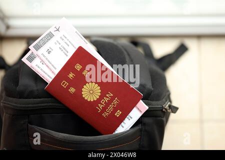 Japan Pass mit Flugtickets auf touristischem Rucksack aus nächster Nähe. Tourismus und Reisekonzept Stockfoto