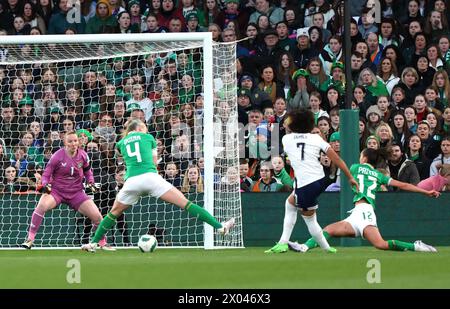 Die Engländerin Lauren James (zweite rechts) erzielt das erste Tor des Spiels während der Qualifikationsrunde der UEFA Women's Euro 2025 in der Gruppe A3 im Aviva Stadium in Dublin. Bilddatum: Dienstag, 9. April 2024. Stockfoto