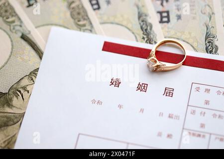 Ein leeres Dokument zur japanischen Heiratserlaubnis auf dem Tisch Stockfoto