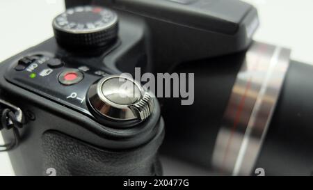 Detail einer digitalen Brückenkamera mit großem Zoom Stockfoto