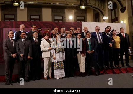 Mexiko-Stadt, Mexiko. April 2024. Präsident von Mexiko, Andres Manuel Lopez Obrador, posiert von Gouverneuren für Fotos nach der Pressekonferenz im Nationalpalast. (Kreditbild: © Luis Barron/OKULARIS Via ZUMA Press Wire) NUR REDAKTIONELLE VERWENDUNG! Nicht für kommerzielle ZWECKE! Stockfoto