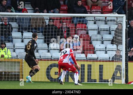 Stevenage, Großbritannien. April 2024. Liam Roberts aus Barnsley sammelt den Ball während des Spiels Stevenage gegen Barnsley der Sky Bet League 1 im Lamex Stadium, Stevenage, Großbritannien, 9. April 2024 (Foto: Mark Cosgrove/News Images) in Stevenage, Großbritannien am 9. April 2024. (Foto: Mark Cosgrove/News Images/SIPA USA) Credit: SIPA USA/Alamy Live News Stockfoto