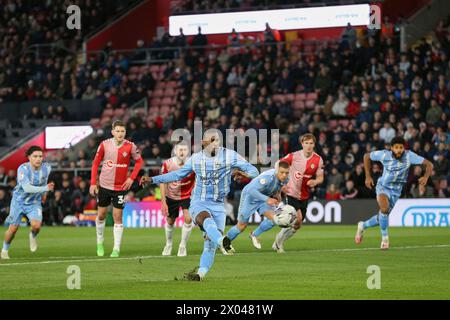 Southampton, Großbritannien. April 2024. Coventry City Stürmer Haji Wright (11) rutscht aus und verpasst den Elfmeterschießen während des SKY Bet EFL Championship Matches Southampton FC gegen Coventry City FC im St.Mary's Stadium, Southampton, England, Großbritannien am 9. April 2024 Credit: Every Second Media/Alamy Live News Stockfoto