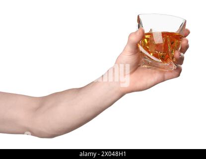 Mann hält ein Glas Whiskey mit Eiswürfeln auf weißem Hintergrund, Nahaufnahme Stockfoto