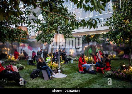 Mailand, Italien - 17. April 2019: Während der Mailänder Designwoche entspannen sich die Menschen in der Stadt, umgeben von Designinstallationen und Finishs Stockfoto