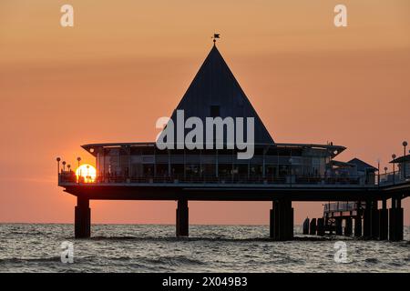 pier von Heringsdorf auf der deutschen insel Usedom im Sonnenaufgangslicht Stockfoto