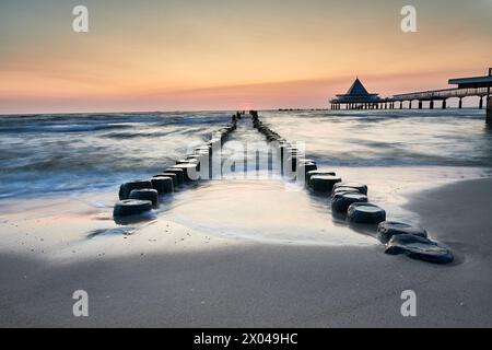 pier von Heringsdorf auf der deutschen insel Usedom im Sonnenaufgangslicht Stockfoto