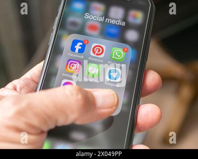 Nijkerk, Gelderland, Niederlande, 9. September 2023: Smartphone-Bildschirm mit einer Social-Media-Anwendung. Stockfoto