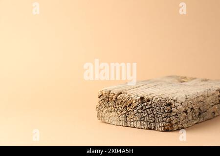 Präsentation für das Produkt. Hölzerne Podium auf beigefarbenem Hintergrund. Leerzeichen für Text Stockfoto