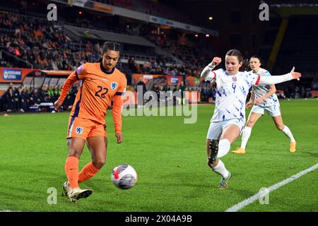 BREDA - (l-r) Esmee Brugts aus Holland, Tuva Hansen aus Norwegen während des Qualifikationsspiels der Frauen in der Gruppe A1 zwischen den Niederlanden und Norwegen im Rat Verlegh Stadion am 9. April 2024 in Breda, Niederlande. ANP GERRIT VAN KÖLN Stockfoto