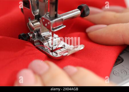 Näherin arbeitet mit Nähmaschine, selektiver Fokus Stockfoto