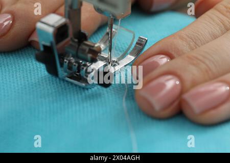 Näherin arbeitet mit Nähmaschine, selektiver Fokus Stockfoto