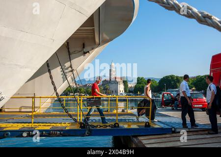 Split Kroatien - 27. Mai 2011: Außenbeine und Schuhe im Vordergrund mit Menschen, die draußen auf Stufen auf der Promenade Riva sitzen. Stockfoto