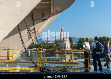 Split Kroatien - 27. Mai 2011: Außenbeine und Schuhe im Vordergrund mit Menschen, die draußen auf Stufen auf der Promenade Riva sitzen. Stockfoto