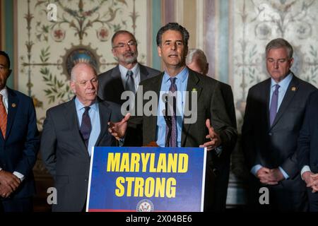 Washington, Vereinigte Staaten Von Amerika. April 2024. Der US-Repräsentant John Sarbanes (Demokrat von Maryland) hält während einer Pressekonferenz im Anschluss an ein Treffen, um die Reaktion des Bundes auf den Zusammenbruch der Francis Scott Key Bridge in Maryland im Kapitol der Vereinigten Staaten in Washington, DC, am Dienstag, den 9. April 2024, zu diskutieren. Credit: Rod Lamkey/CNP/SIPA USA Credit: SIPA USA/Alamy Live News Stockfoto