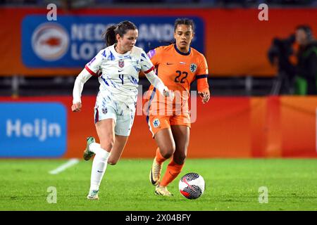 BREDA - (l-r) Tuva Hansen aus Norwegen, Esmee Brugts aus Holland während des Qualifikationsspiels der Frauen in der Gruppe A1 zwischen den Niederlanden und Norwegen im Rat Verlegh Stadion am 9. April 2024 in Breda, Niederlande. ANP GERRIT VAN KÖLN Stockfoto