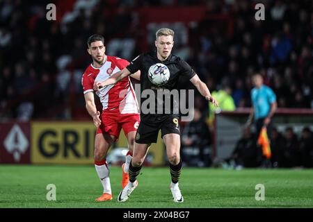 Stevenage, Großbritannien. April 2024. Sam Cosgrove aus Barnsley mit dem Ball während des Spiels Stevenage gegen Barnsley in der Sky Bet League 1 im Lamex Stadium, Stevenage, Großbritannien, 9. April 2024 (Foto: Mark Cosgrove/News Images) in Stevenage, Großbritannien am 9. April 2024. (Foto: Mark Cosgrove/News Images/SIPA USA) Credit: SIPA USA/Alamy Live News Stockfoto