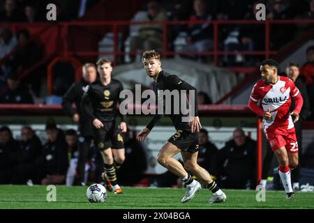 Stevenage, Großbritannien. April 2024. John Mcatee von Barnsley mit dem Ball während des Spiels Stevenage gegen Barnsley in der Sky Bet League 1 im Lamex Stadium, Stevenage, Großbritannien, 9. April 2024 (Foto: Mark Cosgrove/News Images) in Stevenage, Großbritannien am 9. April 2024. (Foto: Mark Cosgrove/News Images/SIPA USA) Credit: SIPA USA/Alamy Live News Stockfoto