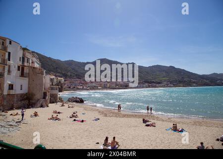 Cefalu grenzt an das Tyrrhenische Meer und hat einen kleinen, aber beliebten Strand Stockfoto