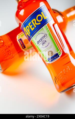 LONDON, Großbritannien - 25. MÄRZ 2024 Aperol wurde von den Brüdern Barbieri gegründet und 1919 auf den Markt gebracht Stockfoto