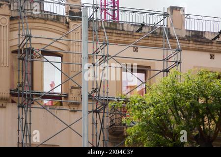 Ein Blick auf ein klassisches Gebäude während der Restaurierung, mit sichtbaren Metallgerüsten und architektonischen Details, die das Wesen des städtischen Konservats einfangen Stockfoto