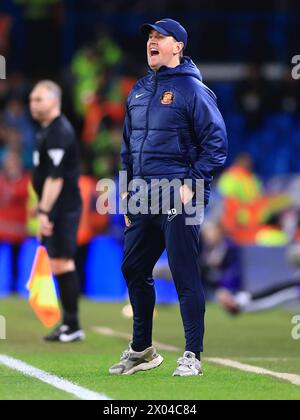 Leeds, Großbritannien. April 2024. Mike Dodds, Manager von Sunderland, gibt den Spielern während des Spiels Leeds United FC gegen Sunderland AFC SKY Bet EFL Championship in Elland Road, Leeds, Großbritannien, am 9. April 2024 Anweisungen. Credit: Every Second Media/Alamy Live News Stockfoto