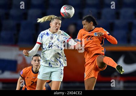 BREDA - (l-r) Sophie Haug aus Norwegen, Esmee Brugts aus Holland während des Qualifikationsspiels der Frauen in der Gruppe A1 zwischen den Niederlanden und Norwegen im Rat Verlegh Stadion am 9. April 2024 in Breda, Niederlande. ANP GERRIT VAN KÖLN Stockfoto