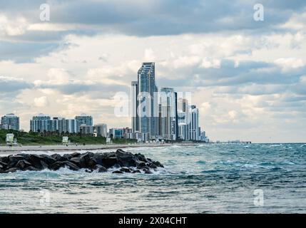 Bal Harbour, Miami, Florida - urbane Landschaft und Blick auf die Sunny Isles vom Bal Harbour Park aus. Wunderschöner Sonnenuntergang in Miami. Stockfoto