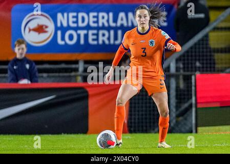 BREDA, NIEDERLANDE - 9. APRIL: Caitlin Dijkstra aus den Niederlanden kontrolliert den Ball während der UEFA Frauen Euro 2025 Gruppe, Einem Qualifikationsspiel am 2. Tag zwischen den Niederlanden und Norwegen im Rat Verlegh Stadion am 9. April 2024 in Breda, Niederlande. (Foto: Joris Verwijst/Orange Pictures) Stockfoto