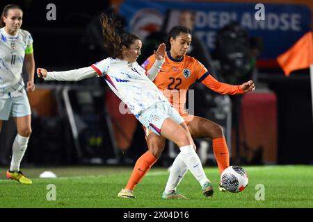 BREDA - (l-r) Tuva Hansen aus Norwegen, Esmee Brugts aus Holland während des Qualifikationsspiels der Frauen in der Gruppe A1 zwischen den Niederlanden und Norwegen im Rat Verlegh Stadion am 9. April 2024 in Breda, Niederlande. ANP GERRIT VAN KÖLN Stockfoto