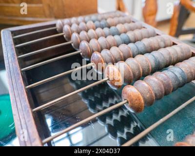 Der antike alte Holzhändler Abacus auf dem grünen Tisch Stockfoto