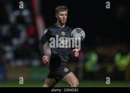 Stevenage, Großbritannien. April 2024. John Mcatee von Barnsley bricht mit dem Ball während des Spiels Stevenage gegen Barnsley in der Sky Bet League 1 im Lamex Stadium, Stevenage, Großbritannien, 9. April 2024 (Foto: Alfie Cosgrove/News Images) in Stevenage, Großbritannien am 9. April 2024. (Foto: Alfie Cosgrove/News Images/SIPA USA) Credit: SIPA USA/Alamy Live News Stockfoto