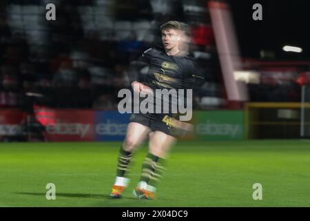 Stevenage, Großbritannien. April 2024. Luca Connell aus Barnsley beobachtet den Ball während des Spiels Stevenage gegen Barnsley in der Sky Bet League 1 im Lamex Stadium, Stevenage, Großbritannien, 9. April 2024 (Foto: Alfie Cosgrove/News Images) in Stevenage, Großbritannien am 9. April 2024. (Foto: Alfie Cosgrove/News Images/SIPA USA) Credit: SIPA USA/Alamy Live News Stockfoto