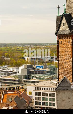 Blick von der Marktkirche Zwillingstürme über die Stadt Halle in Sachsen-Anhalt architektonischer Kontrast zwischen der alten Kirche und dem modernen MDR-Gebäude Stockfoto