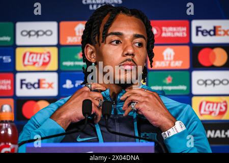 Paris, Frankreich. April 2024. PARIS, FRANKREICH - 9. APRIL: Jules Kounde vom FC Barcelona während einer Pressekonferenz vor dem Spiel der UEFA Champions League 2023/24 zwischen Paris Saint-Germain und FC Barcelona im Parc des Princes am 9. April 2024 in Paris. (Foto: Matthieu Mirville/BSR Agency) Credit: BSR Agency/Alamy Live News Stockfoto