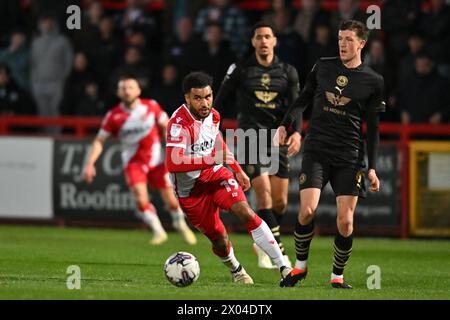 Jamie Reid (19 Stevenage) tritt am Dienstag, den 9. April 2024, im Lamex Stadion in Stevenage beim Spiel der Sky Bet League 1 zwischen Stevenage und Barnsley an. (Foto: Kevin Hodgson | MI News) Credit: MI News & Sport /Alamy Live News Stockfoto