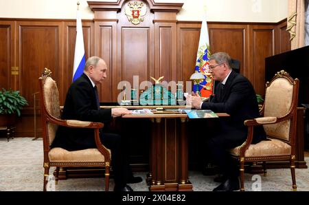 Moskau, Russland. April 2024. Der russische Präsident Wladimir Putin, links, hört den Führer der Baschkirien, Radiy Khabirow, rechts, während eines persönlichen Treffens im Kreml am 9. April 2024 in Moskau. Quelle: Gavriil Grigorov/Kreml Pool/Alamy Live News Stockfoto