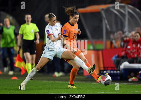 BREDA - (l-r) Celin Bizet Ildhusoy von Norwegen, Dominique Janssen von Holland während des Qualifikationsspiels der Frauen in der Gruppe A1 zwischen den Niederlanden und Norwegen im Rat Verlegh Stadion am 9. April 2024 in Breda, Niederlande. ANP GERRIT VAN KÖLN Stockfoto