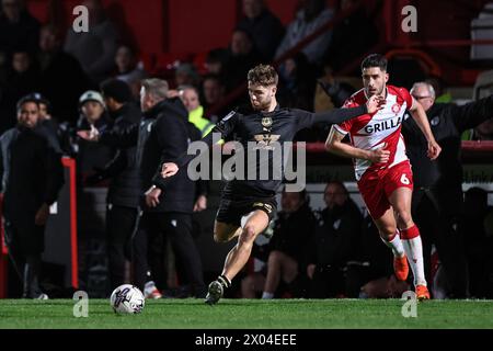 Stevenage, Großbritannien. April 2024. John Mcatee aus Barnsley kreuzt den Ball während des Spiels Stevenage gegen Barnsley in der Sky Bet League 1 am 9. April 2024 in Stevenage, Großbritannien, am 9. April 2024. (Foto: Mark Cosgrove/News Images/SIPA USA) Credit: SIPA USA/Alamy Live News Stockfoto