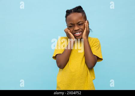 Frustrierter afroamerikanischer kleiner Junge, der die Ohren bedeckt Stockfoto