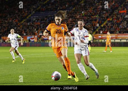 BREDA - (L-R) Dominique Janssen von Holland Women, Tuva Hansen von Norwegen Frauen während des Qualifikationsspiels für Frauen in der Gruppe A1 zwischen den Niederlanden und Norwegen im Rat Verlegh Stadion am 9. April 2024 in Breda, Niederlande. ANP | Hollandse Hoogte | MAURICE VAN STEEN Stockfoto